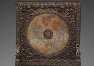 图片[2]-Bi disk, with wood frame stand made in Qianlong reign, Qing dynasty. Qijia culture, c. 3 millennium B.C.E.-China Archive